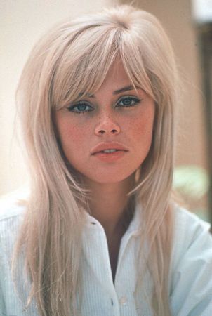 HÅR_Beige farge_myk klipp__Britt Ekland 60s vintage hair. Love! Swedish Beauty, Britt Ekland, Cult Horror, 60s Hair, Julie Newmar, Blonde Bangs, Wicker Man, Bond Girl, Claudia Cardinale