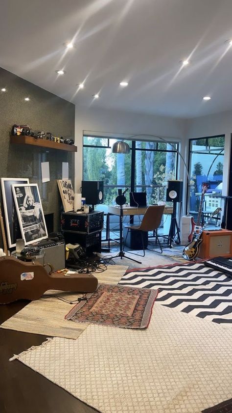 Musician Room Aesthetic, Musician Room, Music Studio Decor, Home Music Rooms, Home Studio Setup, Music Studio Room, Dream Apartment Decor, Home Studio Music, Studio Room