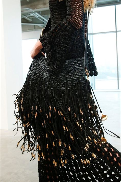 NYFW - Bags Spring Summer 2018 Alexander Mcqueen Ready To Wear, Ready To Wear Saree, Mode Boho, Crochet Bags Purses, Michael Kors Collection, Crochet Bags, Fashion Show Collection, Handbags Michael Kors, Wearing Black