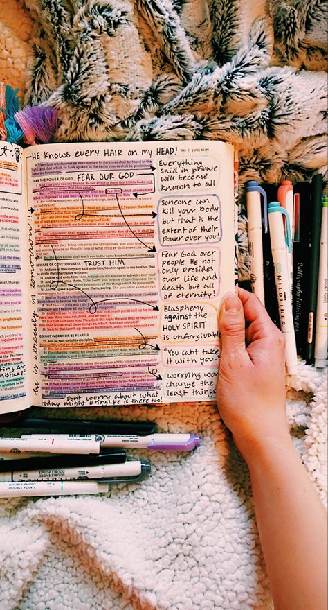 Bible Journaling Highlighting, Bible Highlighting And Notes, Wrecked Bible, Bible Study Doodles Art Journaling, Bible Study Annotations, Study Bible Notes, Bible Study Set Up Ideas, Bible Journaling Asethic, Aesthetic Bible Study Pics