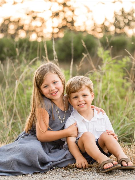 Sibling Posing Photography, Small Sibling Photoshoot, Older Sister Younger Brother Photography, Kids Photographer Ideas, Sibling Photo Shoots Brother And Sister, Young Sibling Photography Poses, Siblings Photoshoot Kids, Sibling Photoshoot Poses, Sibling Poses Photography