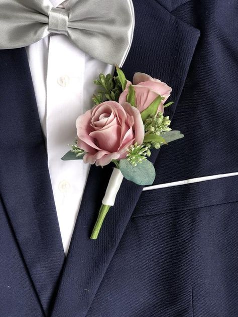 Dark Mauve Rose Eucalyptus Artificial Boutonniere💕Rose Quartz is a lighter shade of dusty mauve silk flowers for mens wedding boutonnieres💕Premium wedding quality artificial flowers in pastel quartz and sage green eucalyptus greenery and berries💕every boutonniere comes with a pearl head pin | measures 3.5in x 6in💕Perfect for Groom | Best Man | Groomsmen | Ushers | Fathers | Grandfathers💕artificial greenery wedding | seeded eucalyptus | silver dollar eucalyptus💕10 different satin ribbon opt Boutonniere Dusty Rose, Dusty Rose Wedding Theme, Jenny Zhang, Wearable Flowers, Rose Wedding Theme, Pink Boutonniere, Wedding Pastel, Dusty Pink Weddings, Double Rose