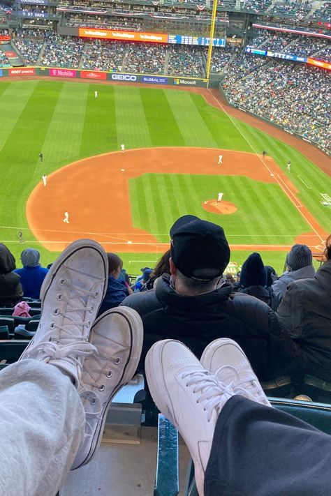 Baseball Couple Aesthetic, Baseball Game Date, Baseball Date, Baseball Couples, Dodger Game, Dream Dates, Blue Jays Baseball, Friendship Photoshoot, Batting Cages