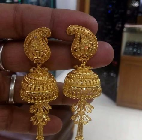 Gold Jhumka, Gold Jewels Design, Bridal Jewelery, New Gold Jewellery Designs, Gold Earrings Models, Bridal Jewellery Design, Gold Mangalsutra Designs, Fancy Jewellery Designs, Gold Bridal Jewellery Sets