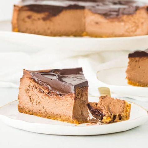 Chocolate Amaretto Cheesecake Amaretto Cheesecake, Turtle Cheesecake Recipes, Creamy Chocolate Cheesecake, Blueberry Cheesecake Bars, Frozen Cheesecake, Turtle Cheesecake, Boozy Desserts, Chocolate Graham Crackers, Cake Pop Recipe