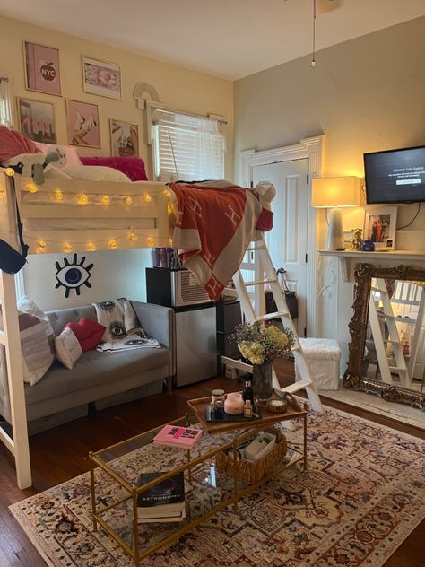 College Sorority Room, Uga Dorm Room, Sorority House Interior, Uga Sorority, Sorority Dorm Room, Dorm Preppy, Uga Dorm, College Dorm Inspo, Dorm Colors