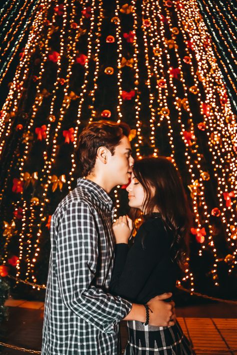 #christmas #love #boyfriend #bae #couples #couplegoals Christmas Lights Photoshoot Couple Outdoor, Christmas Lights Engagement Photos, Christmas Lights Couple Pictures, Bae Couples, Christmas Lights Photoshoot, Christmas Light Tour, Christmas Couple Photos, Christmas Couple Pictures, Zoo Lights