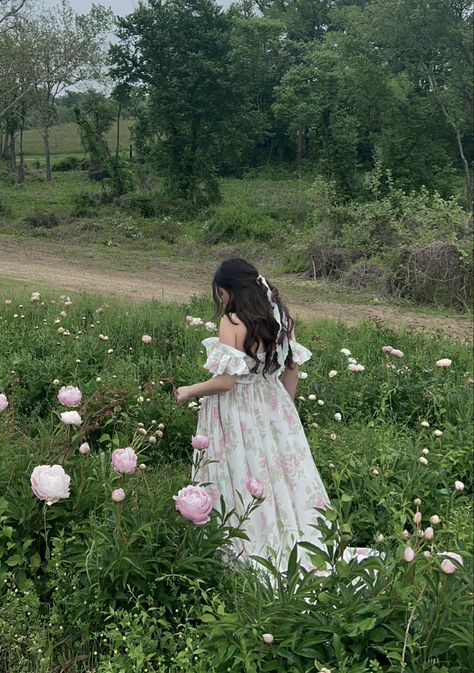 Mini Frock, Spring Attire, Fairytale Aesthetic, Spring Inspo, Ethereal Aesthetic, Royal Aesthetic, Dreamy Photography, Princess Core, Prom Photos