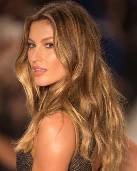 Gisele Bündchen Online ♡ | Gorgeous Golden Goddess aka Gisele ✨ | Instagram Ecaille Hair Color, Ecaille Hair, Gisele Bundchen Hair, Long Hair Trends, Bronde Hair, 2023 Hair, Dirty Blonde Hair, Honey Blonde Hair, Dark Blonde Hair