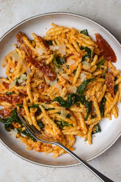 Creamy Tuscan Sun-dried Tomato and Spinach Pasta | Rachel Phipps Tuscan Spaghetti, Tomato And Spinach Pasta, Vegetarian Pasta Recipe, Spinach Pasta Recipe, Easy Carbonara Recipe, Spinach Pasta Recipes, Tuscan Pasta, Pasta With Spinach, Creamy Tomato Pasta