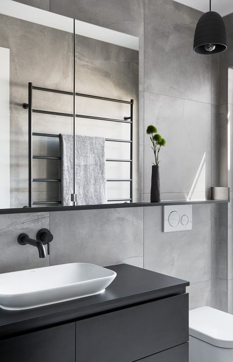 Light Grey Bathrooms, Design Bathroom Ideas, Black Tile Bathrooms, Dark Bathroom Ideas, Dark Bathroom, Interior Design Bathroom, Grey Bathroom Tiles, Dark Bathrooms, Shed Home