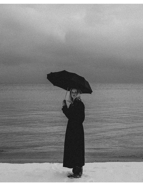 Rain City Photography, Moody Rain Photoshoot, Rainy Day Photoshoot Ideas, Black Umbrella Photoshoot, Black Umbrella Aesthetic, Raining Photoshoot, Rain Photoshoot Aesthetic, Photoshoot With Umbrella, Photoshoot In Rain