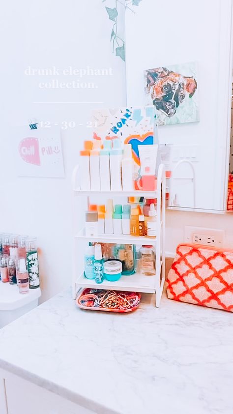 Preppy Things To Put On Shelves, Preppy Bathroom Products, Preppy Makeup Organizer, Bathroom Decor Preppy, Preppy Bathrooms, Preppy Bathroom Ideas, Starlight Preppy, Preppy Bathroom Decor, Room Ideas Preppy