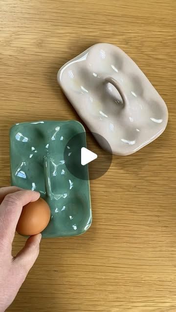 Diy Clay Egg Holder, Air Dry Clay Egg Holder, Pot Argile, Pottery Class Ideas, Small Pottery Ideas, Egg Holder Diy, Pottery Easy, Easter Ceramics, Air Dry Clay Diy