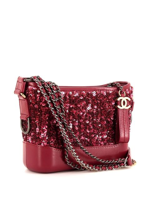 Chanel Pre-Owned 2018 small Gabrielle shoulder bag Take a piece of Gabrielle Coco Chanel always with you, right under your arm. Crafted from red leather and canvas and all embellished with sequins, this Gabrielle shoulder bag from Chanel Pre-Owned has gold-tone hardware and a hanging interlocking CC logo charm from the zip tab. Some best friends are for life. Hollister Style, Red Chanel, Chanel Outfit, Stylish Purse, Red Canvas, Red Sparkle, Shopping Chanel, Strap Tops, Everyday Bag