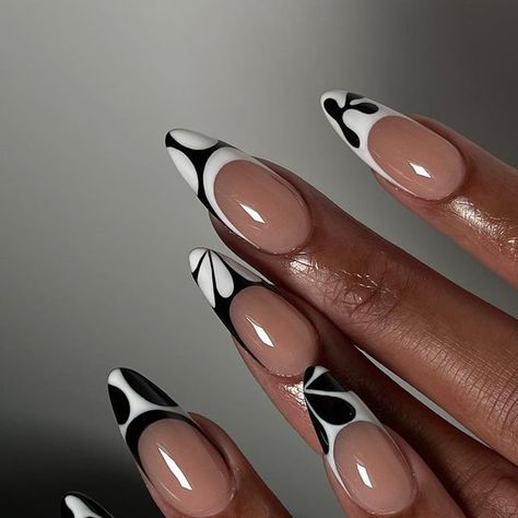 Abstract Oval Nails, Nail Inspiration Black And White, Nail Art On Black Women, Black Oval Nails Design, Nail Inspo Trendy 2024, Linework Nails, Classy Cute Nails, Stripe Nail Designs, Circle Nail Art