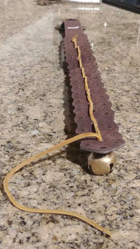 Sleigh Bells On Leather Strap, Decorating With Sleigh Bells, Diy Sleigh Bells, Christmas Crafts With Bells, Old Belts Ideas Diy Projects, Sleigh Bells Decorations, Germany Crafts, Bell Ornaments Diy, Diy Sleigh