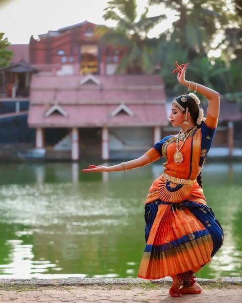 Bharat Natyam Poses, Bharathanatyam Poses Photoshoot, Baratha Natyam Photography, Bharatanatyam Poses Photography, Bharatnatyam Poses For Photoshoot, Bharatnatyam Photoshoot, Bharatanatyam Photoshoot, Classical Dance Poses, Bharathanatyam Photography