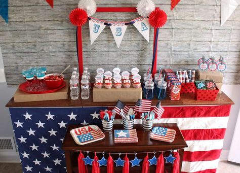 The dessert table at this vintage July 4th Party is so cool!! See more party ideas and share yours at CatchMyParty.com #catchmyparty #partyideas #july4th #4thjuly #vintageparty #patrioticparty #summerparty #redwhiteandblue #independenceday American Themed Party Food, American Themed Party, 4th Of July Vintage, Summer Party Planning, Vintage Party Ideas, Barbeque Party, Patriotic Food, 4th Of July Cake, Vintage Patriotic