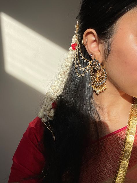 #saree #hairstyles #gajra #jhumka #desi #desiaesthetic #Indiansesthetic #Indian #aesthetics #hair #gold Gajra Hairstyle, Flowers On Hair, Jhumka Aesthetic, Saree Hairstyles, I Love Flowers, Giving Flowers, Desi Love, Royalty Aesthetic, Couple Photoshoot Poses