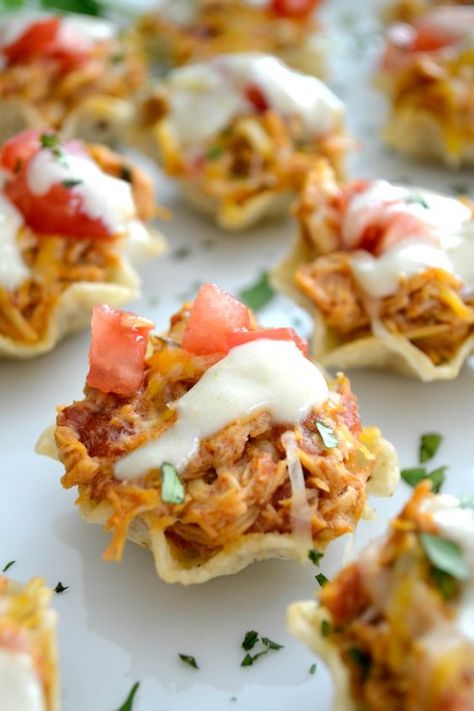 The perfect Game Day appetizer - Chicken Enchilada Bites with a Green Chile… Enchilada Appetizer, Enchilada Bites, Appetizer Chicken, Appetizer Cups, Drinks Ideas, Chicken Appetizers, Football Party Food, Chicken Enchilada, Wontons