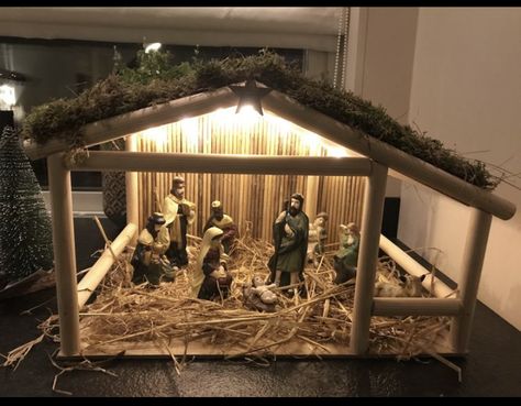 Christmas Manger Diy, Pulkoodu Ideas, Christmas Nativity Scene Diy, Christmas Nativity Scene Display, Christmas Crib Ideas, Nativity Scene Diy, Nativity Stable, Christmas Manger, Diy Nativity