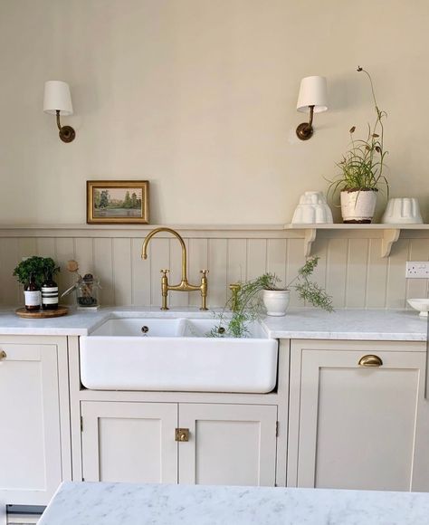 We showed you some work in progress shots of this kitchen at Christmas. It wasn’t looking quite as tranquil back then, but now Fiona Humberstone, founder of @thebrand_stylist has curated some of her favourite things to create a really relaxing vibe. We think a classic surface like Carrara is the perfect, timeless backdrop for her treasured items, which include a small oil painting, ceramic jelly moulds and a collection of herbs and houseplants, creating an amazing sense of calm. Schoolhouse White, Carrara Kitchen, Perrin And Rowe, Devol Kitchens, Neutral Kitchen, Shaker Kitchen, Kitchen Extension, Cottage Kitchen, Kitchen Style