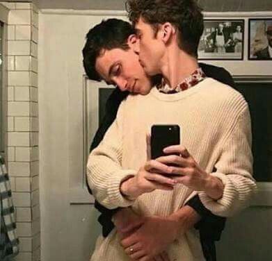 Is that Troye and Jacob😍 Jacob Bixenman, Men Kissing, Lgbt Love, Phil Lester, Troye Sivan, Celebrity Dads, Celebration Quotes, Gay Love, Couples In Love