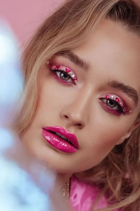 13 Maquillajes para celebrar San Valentín con lindas fotos Valentines Day Editorial, Valentines Editorial, Valentines Day Beauty, Pink Editorial, Valentines Shoot, Editorial Lookbook, Kylie Makeup, Valentine Photo Shoot, Editorial Photoshoot