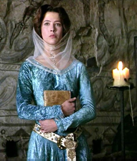 Sophie Marceau as Princess Isabella of France, "Braveheart", movie, 1995 Dark Blue Medieval Dress, Braveheart Costume, Isabella Of France, Princess Alexandra Of Denmark, Princess Isabella, Medieval Gown, Medieval Woman, Period Pieces, Medieval Costume