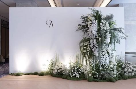 Minimalist Wedding Reception, Wedding Photo Walls, Photowall Ideas, White Wedding Decorations, Wedding Stage Backdrop, Minimalist Wedding Decor, Wedding Reception Backdrop, Photo Backdrop Wedding, Wedding Stage Design