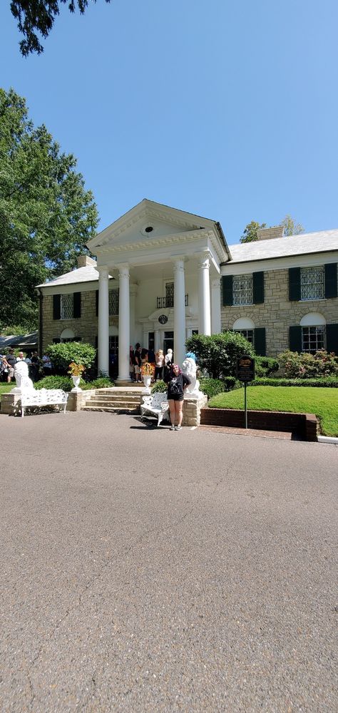 Elvis Presley's graceland mansion in Memphis Graceland Mansion, Elvis Presley Graceland, Elvis Presley Images, Research Images, Graceland, Photoshoot Ideas, Elvis Presley, Mansion