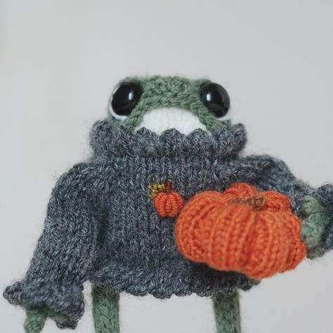 Citrouille and Pumpkin 🎃 My first actual Halloween frogs of the year 🧡 They’re both available on my website x #spookyseason #spookycute #cottagecore #frog Knitting Cartoon, Frog Halloween, Halloween Frog, Knitted Frog, Cottagecore Halloween, Cottagecore Frog, Frog Frog, Crochet Idea, Goblin Core