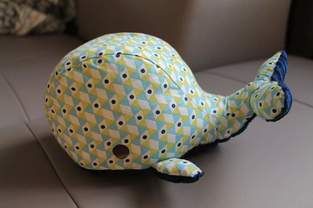 Makerist - C'est la baleine, qui tourne qui virreeee! - 1 Diy Couture, Piggy Bank, Dinosaur Stuffed Animal, Internet, Couture, Sewing, Toys, Animals