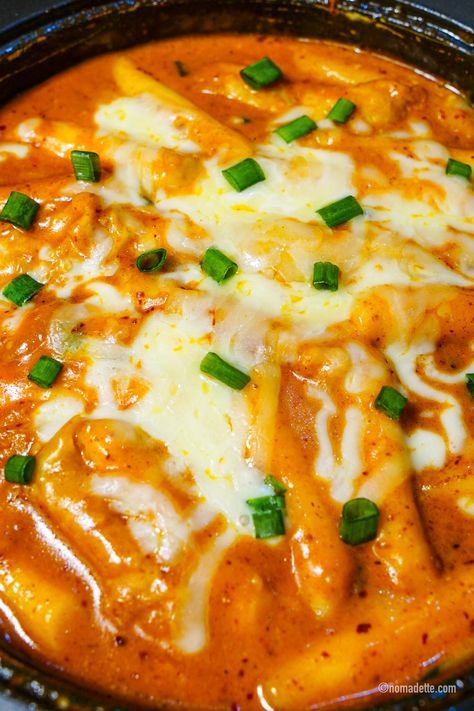 Rosé Tteokbokki - Cheesy and Creamy! - Nomadette Easy Asian Food, Rose Tteokbokki, Tteokbokki Recipe, Homemade Chicken Stock, Sweet And Spicy Sauce, Easy Asian Recipes, Easy Asian, Meals Recipes, Healthy Breakfasts