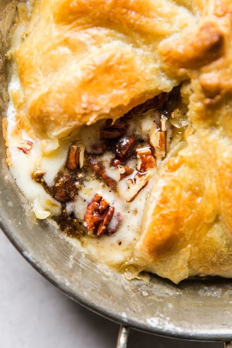 Pastry Baked Brie, Baked Brie With Jam, Brie In Puff Pastry, Bunco Food, Baked Brie Cheese, Xmas Appetizers, Baked Brie Recipe, Brie En Croute, Baked Brie Recipes