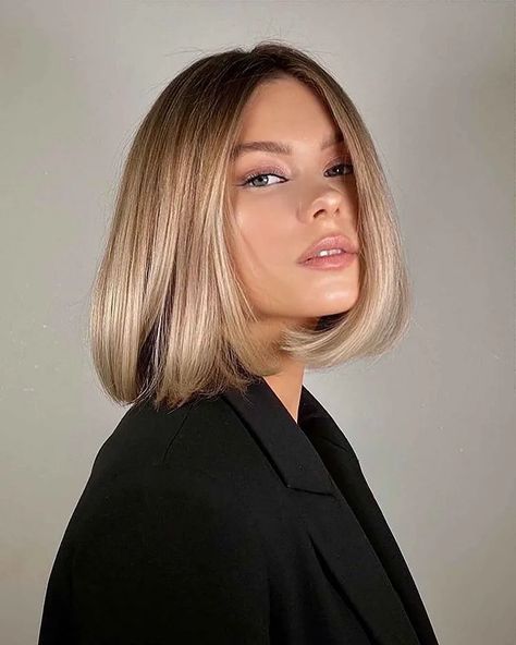 What Is the Italian Bob Haircut? - TOP 15 Ways to Style It! Vlasové Trendy, Lob Haircut, Blonde Hair Inspiration, Bob Hairstyles For Fine Hair, Blonde Hair Looks, Haircuts Straight Hair, Short Blonde Hair, Bobs Haircuts, Bob Hairstyles