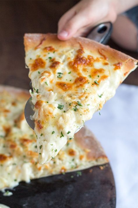 Chicken Alfredo Pizza, Alfredo Sauce Recipe Easy, Pizza Vegana, Alfredo Pizza, Homemade Alfredo, Alfredo Sauce Recipe, Pizza Recipes Homemade, Chicken Pizza, Chicken Alfredo