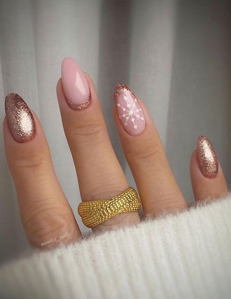 45 Christmas Wedding Nails Perfect For Christmas Weddings Christmas Nails Gold, December Nails, Nails Gold, Christmas Nails Easy, Nagel Tips, Christmas Gel Nails, Her Nails, Snowflake Nails, Festival Nails