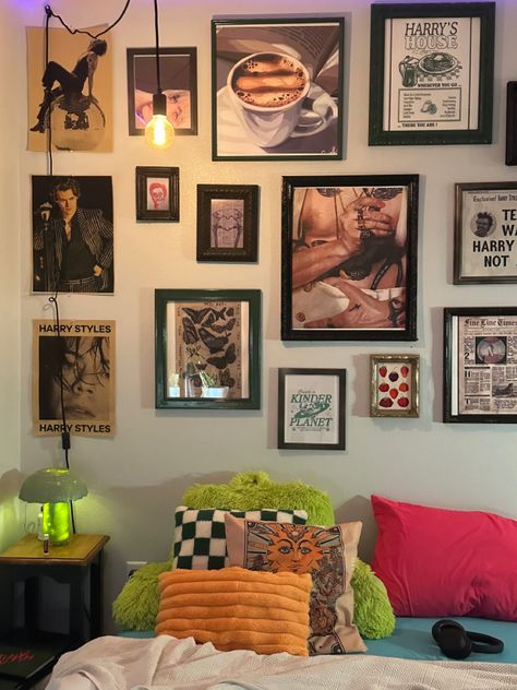 Reggae Room Aesthetic, Hippie House Aesthetic, Orange And Green Room, Raised Eyebrow Emoji, Vintage Retro Posters, Hippy House, Black Room Decor, Nyc Apt, Teenage Girl Room