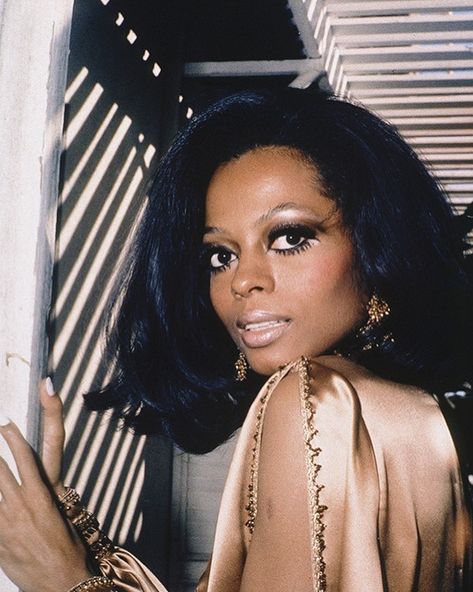 Pat McGrath on Instagram: “DETROIT DIVINITY ⚡⚡⚡ The LEGENDARY @dianaross, 1969 ⚡⚡⚡ #DivineRose #inspiration” Diana Ross 70s, 60s Inspired Makeup, 50s Photoshoot, Diana Ross Style, Ross Dresses, 60s Hair, Glam Wedding Makeup, Hollywood Makeup, Freelance Makeup Artist