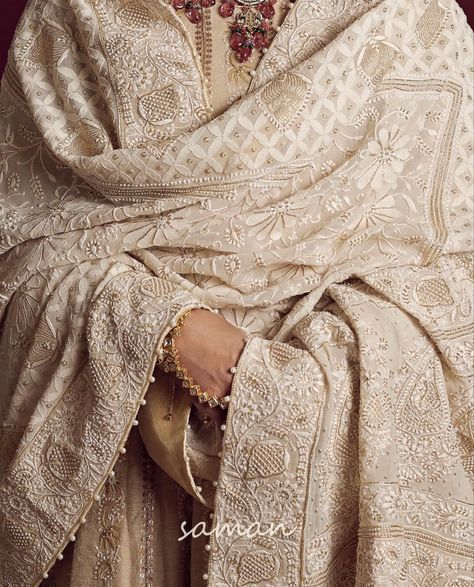 Lucknowi Suits, Chicken Kari, Chikankari Suits, Kaftan Designs, Fashion Illustration Sketches Dresses, Linen Bottoms, Sketches Dresses, Pakistani Dress, Punjabi Suit