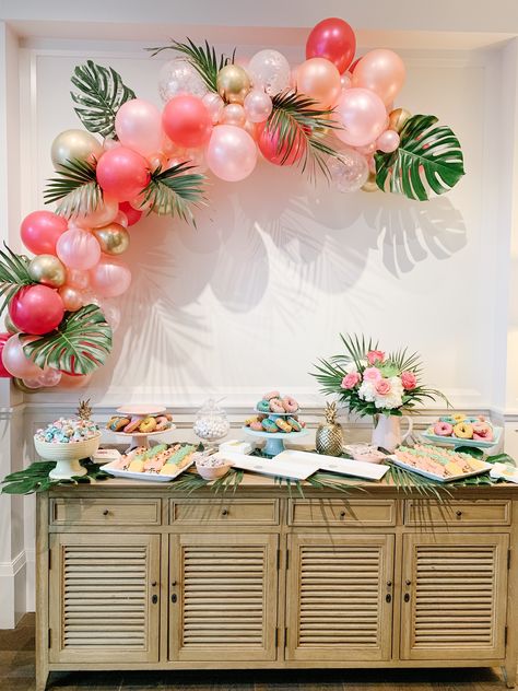 Tropical Party Birthday, Hawaian Party Decor, 21st Luau Party Ideas, Aloha 30th Birthday Party Ideas, Aloha Balloon Arch, Tropical Theme Balloon Garland, Summer Party Decor Ideas, Elegant Tropical Party Decor, Aloha Pool Party Ideas