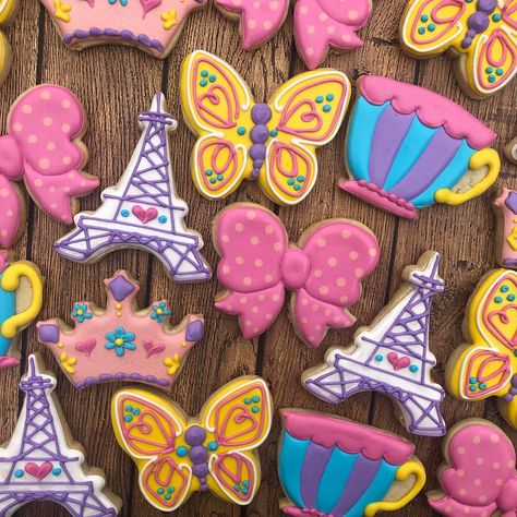 Amanda Morris on Instagram: “Isn’t she fancy? #fancynancy themed cookies” Fancy Nancy Clancy, Fancy Birthday Party, Anna Birthday Party, Fancy Nancy Party, Fancy Birthday, Emoji Birthday Party, 5th Birthday Party Ideas, Themed Cookies, Emoji Birthday