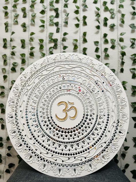 Om Lippan Art, Lipan Art Mirror Work Diy, Mirror Reference, Lippan Artwork, Lippon Art, Mirror Craft, Dhokra Art, Mirror Canvas Art, Lipan Art