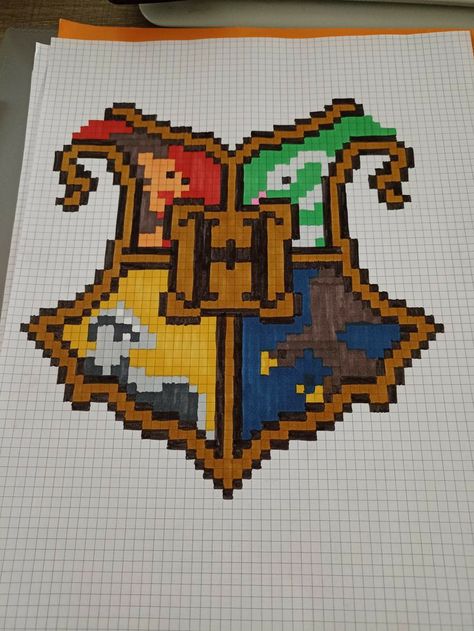 Hogwarts Pixel Art, Pixel Art Medium, Checkered Drawing, Easy Pixel Art Disney, Pixel Art Realistic, Things To Draw On Graph Paper, Square Paper Drawing, Pixel Drawing Aesthetic, Pixel Art Difficile