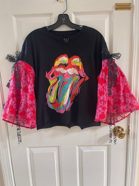 Rolling Stones Shirts, Crop Band Tee, Tshirt Upcycle, Prettiest Colors, Upcycled Tshirt, Diy Cut Shirts, Clothes Upcycle, Rolling Stones Tee, Upcycle Clothes Diy