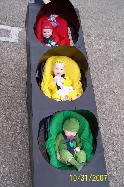 Creative Halloween Costumes for Triplets: Stoplight via Triplet connection Creative Baby Costumes, Halloween Costumes For Siblings, Costumes For Siblings, Diy Baby Costumes, Sibling Halloween Costumes, Creative Halloween Costumes Diy, Halloween Party Table, Diy Halloween Games, Baby Kostüm