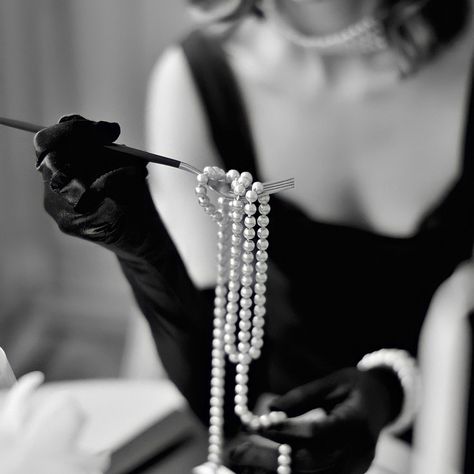 Coco Chanel Photoshoot, Chanel Photoshoot Ideas, Photoshoot Prop Ideas, Coco Chanel Aesthetic, Lady Photoshoot, Coco Chanel Style, Chanel Photoshoot, Chanel Photo, Overall Aesthetic