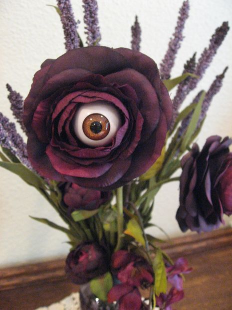 Here's looking at you ! ! ! I love Halloween and all of the creepy, scary things that go along with it.  I know that when the calendar hits October it's time to... Halloween Sweet 16, Eyeball Flower, Halloween Flower Arrangements, Creepy Eyeball, Horror Crafts, Plant Monster, Eyeball Art, Scream Halloween, Halloween Floral